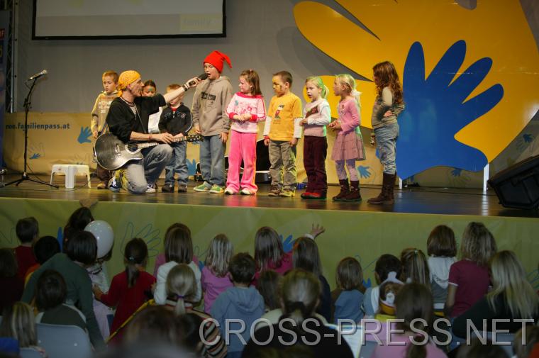 06.11.05_482 Mitmach-Konzert von Kinderliedermacher Bernhard Fibich. http://members.aon.at/kinderlieder