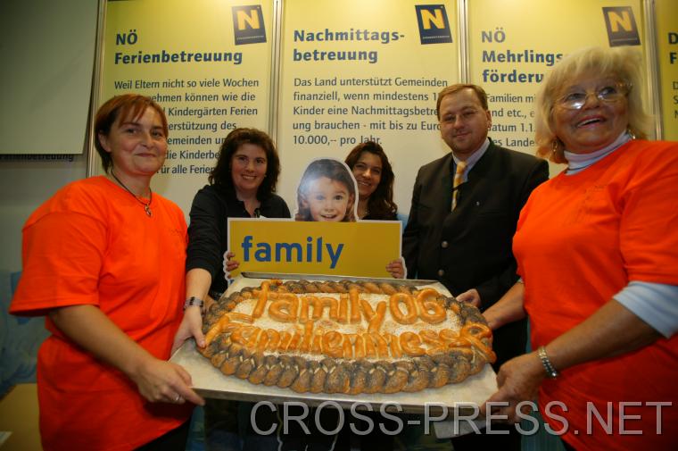 06.11.05_562 Mitarbeiterinnen von 'Via Sacra' (http://www.via-sacra.at) pr�sentieren einen essbaren Schriftzug der Familienmesse.