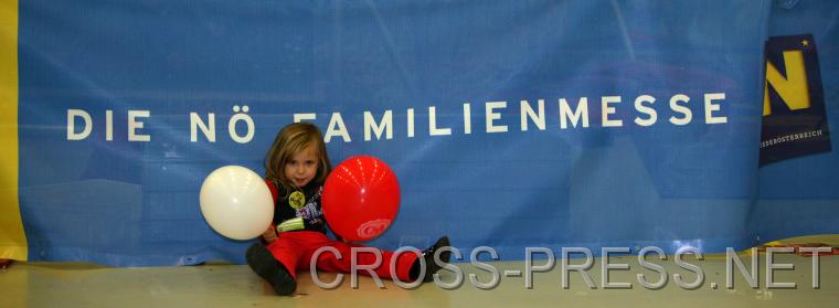 06.11.05_609 Obwohl im Vergleich zu anderen �hnlichen Veranstaltungen hier wenig Alkohol floss, waren manche Besucher am Ende gar nicht mehr so sicher auf der Beinen. ;)