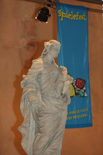 2009.12.08_11.45.09.jpg - Maria mit dem Kinde lieb ist auch beim Spielefest dabei.  :)