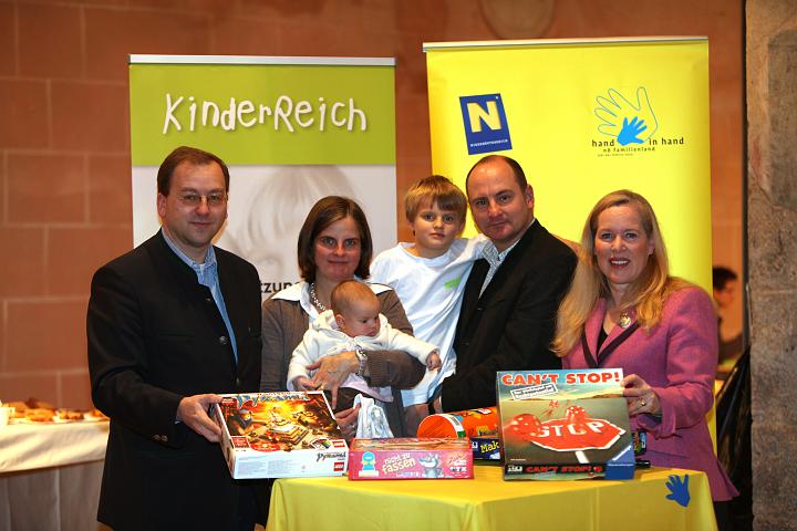 2009.12.08_12.07.38.jpg - Veranstalter Dr.Peter Pitzinger, Leiter des N�-Familienreferates, mit dem Kremser Organisator DI Johannes Schwarz vom Verein "Kinderreich" (mit Gattin u.Kindern) und Inge Rinke, B�rgermeisterin von Krems (rechts).