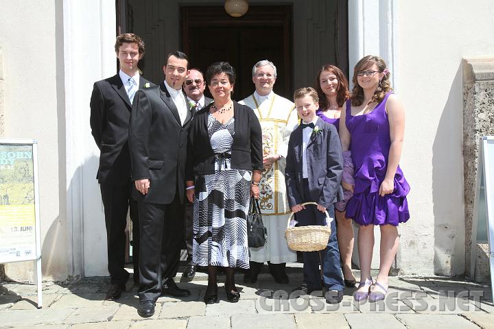 2010.06.05_14.02.04.jpg - Der Br�utigam erwartet mit seinen Eltern, dem Trauungspriester und den beiden k�nftigen Schw�gerinnen und Schwagern die Ankunft der Braut.