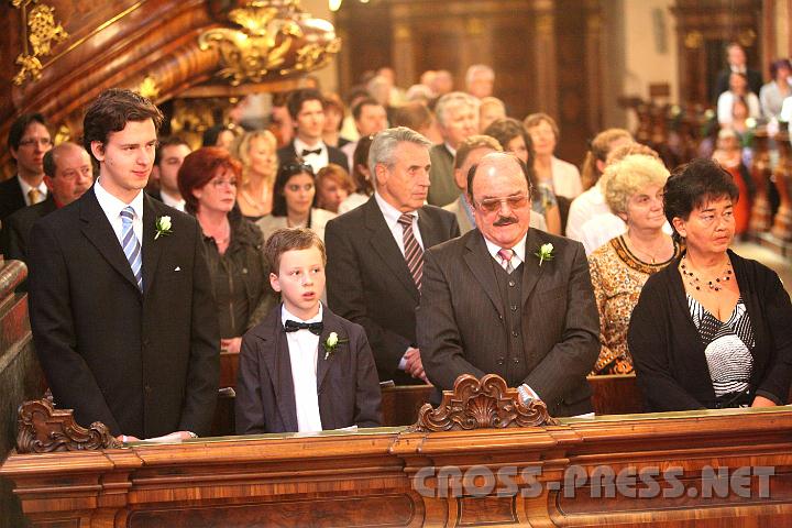 2010.06.05_14.15.01.jpg - Paul und Pius, die beiden Br�der der Braut, neben den Eltern des Br�utigams...