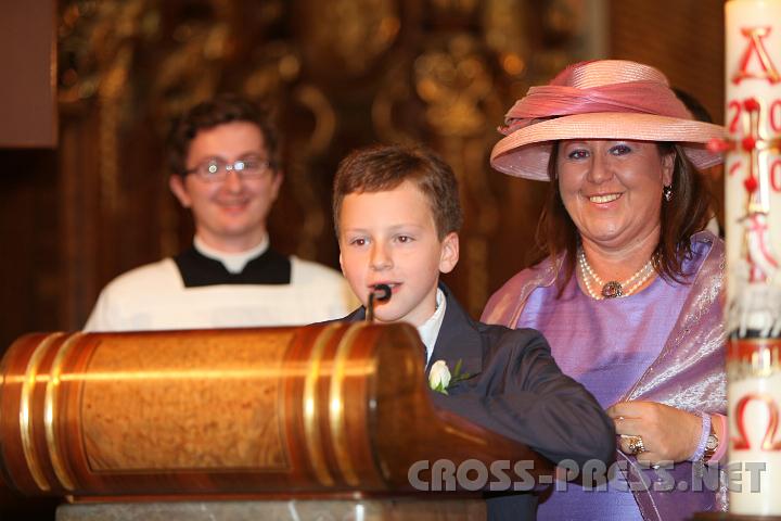 2010.06.05_14.59.58.jpg - Pius, Caros j�ngster Bruder, liest eine der F�rbitten.