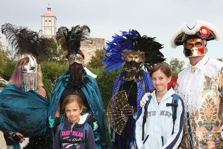 2011.09.17_11.56.00.jpg - Unter die Besucher des NÖ-Familienfestes mischten sich auch venezianische Karneval-Masken und wurden beliebtes Fotomotiv.
