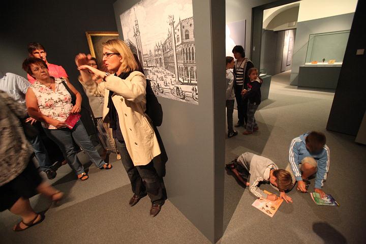 2011.09.17_12.22.01.jpg - Während die Führerin durch die Ausstellung die Erwachsenen über Venedig belehrt, lösen die Kinder die Rätsel, die es in verschiedenen Räumen gab.