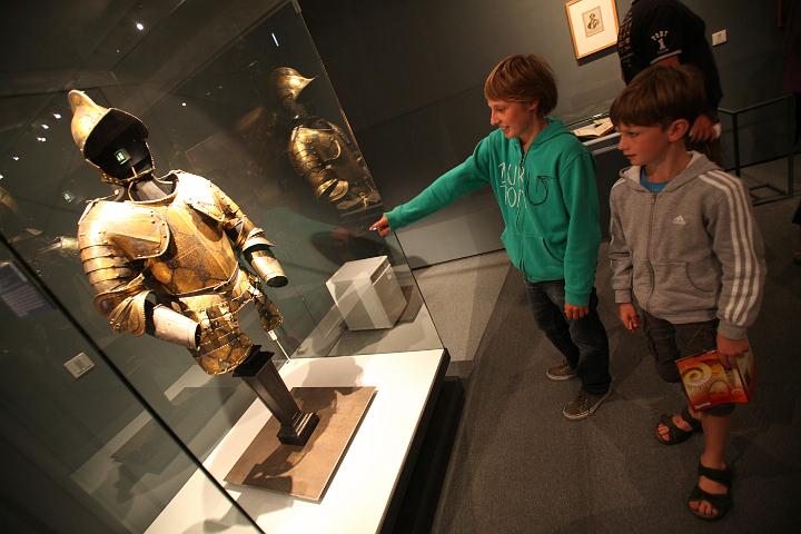 2011.09.17_12.29.56.jpg - NÖ-Buben waren von dem venezianischen Harnisch natürlich total fasziniert. :)