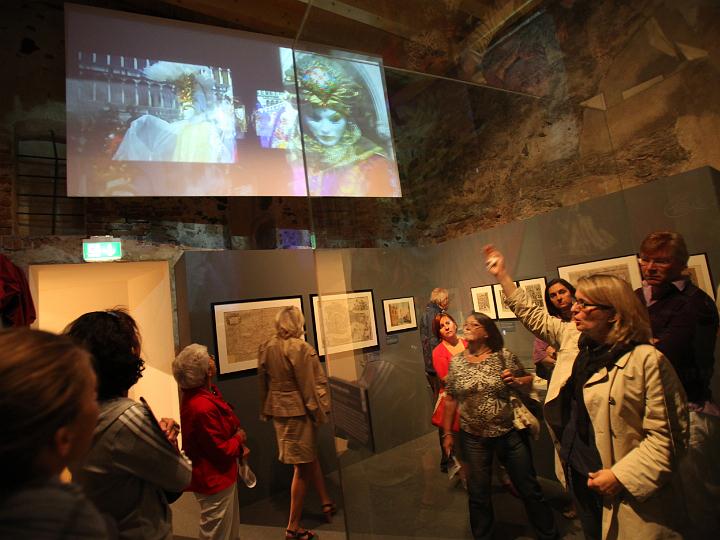 2011.09.17_12.56.01.jpg - Neben historischen Exponaten wurde auch eine Diashow über die heute berühmteste "Sehenswürdigkeit"  Venedigs gezeigt: den Karneval.