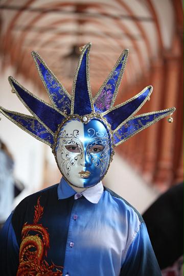 2011.09.17_13.21.42_01.jpg - Marco Polo Junior. Vermutlich trug auch der venezianische Entdecker chinesisches Gewand, als er dort war.  ;)