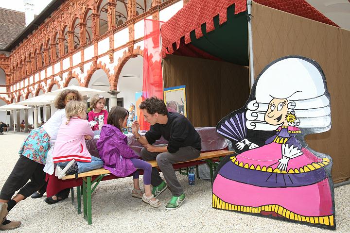 2011.09.17_13.51.09.jpg - Wem es zu beschwerlich war, eine Maske zu tragen, der ließ sich schminken. :)