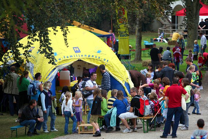 2011.09.17_14.15.17.jpg - Fröhliches Getümmel rund um das Familienpass-Zelt vor Schloss Schallaburg.