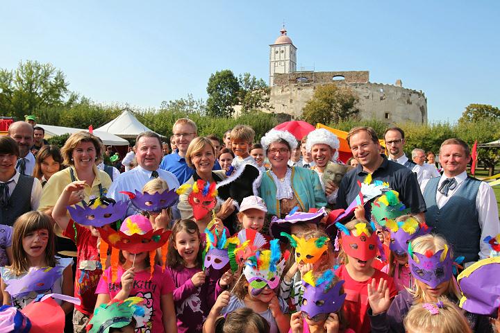2011.09.17_15.13.57.jpg - Nach dem Maskenumzug im Turniergarten von Schloss Schallaburg. V.l.n.r.: Bettina Pröglhöf (Familienreferat), Norbert Gleiß (Bürgermeister von Schollach), Peter Fritz (Standortleiter Schallaburg), Landesrätin Mag. Barbara Schwarz und Dr. Peter Pitzinger (Leiter Familienreferat) mit Kindern und ihren kunterbunten "venezianischen" Masken.