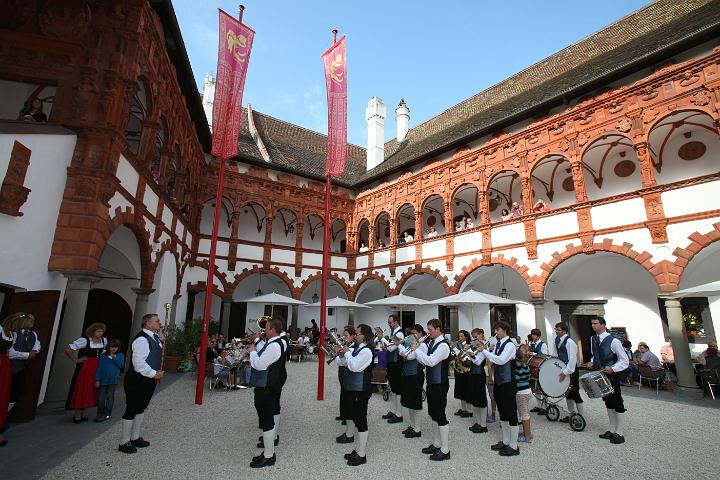 2011.09.17_15.23.30.jpg - Die örtliche Musikkapelle im Terrakotta-Arkadenhof.