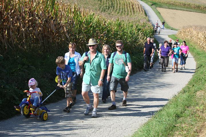 2011.09.25_14.57.16.jpg - Manche "Rowdies" dürfen mit Vollgas die sonst für den Verkehr gesperrten Wanderrouten befahren.  ;)
