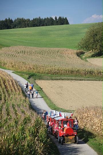 2011.09.25_14.59.42.jpg - Der Bummelzug durfte mit seinen Spitzengeschwindigkeiten von 5-6 km/h die Wanderstrecken befahren und schaffte es gelegentlich, die Wanderer zu überholen.  :)
