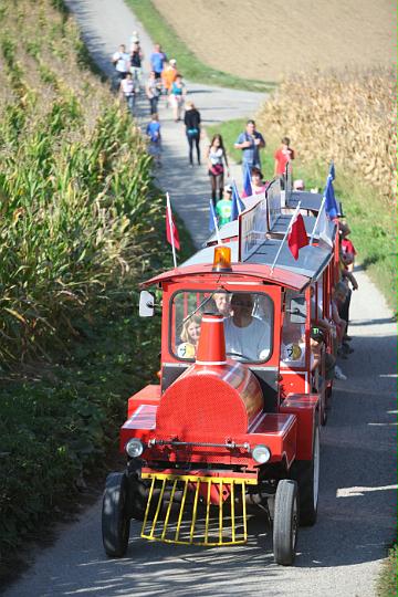 2011.09.25_15.00.01.jpg - Bummelzug auf Überholspur.  ;)