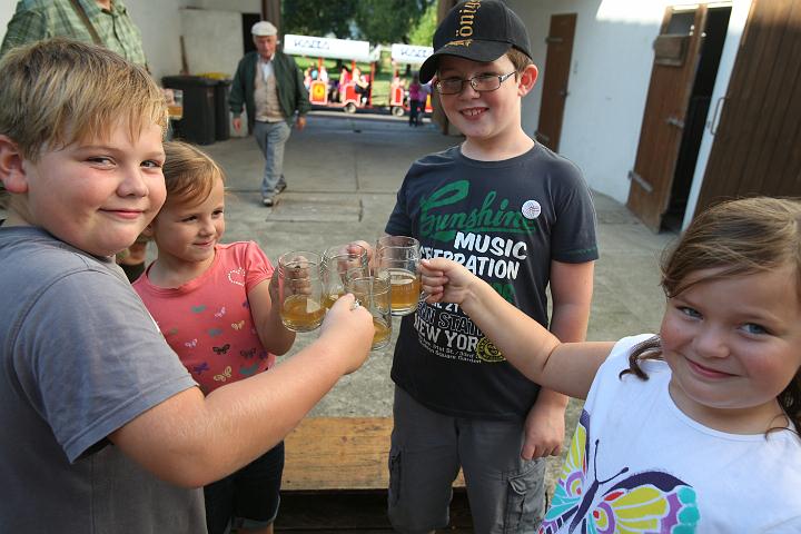 2011.09.25_16.09.55.jpg - Kinderprost mit g'sundem selbstgepresstem Most !   Früh übt sich, wer ein stolzer Mostviertler werden will.  ;)