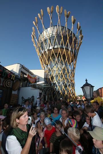 2011.09.25_17.13.50.jpg - Bettina Pröglhöf moderierte die Verlosung der attraktiven Gewinnspielpreise unter dem Wahrzeichen des "Haubiversums".