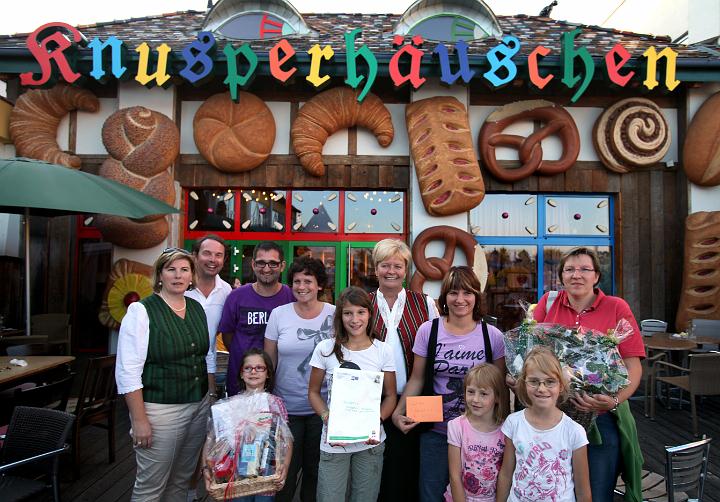 2011.09.25_17.48.34.jpg - Bettina Pröglhöf (NÖ Familienreferat) und Anton Haubenberger (Haubi's Eigentümer/Geschäftsführer) mit den Gewinnern der Hauptpreise.