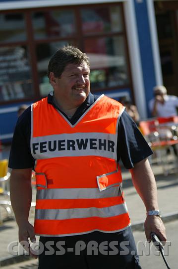 2008.06.21_17.44.50.JPG - Bei der Hitze kann man die Feuerwehr gut brauchen.  ;)