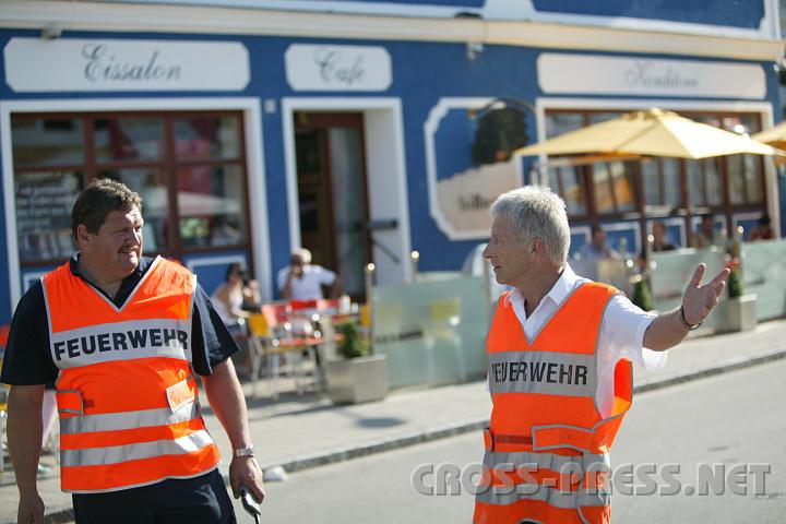 2008.06.21_17.44.52.JPG - "Hier laufen sie entlang."