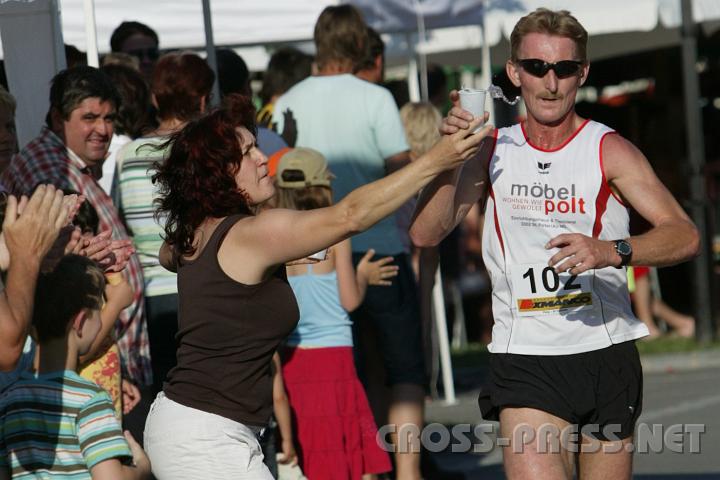 2008.06.21_18.32.53_01.JPG - Hinter jedem erfolgreichen L�ufer steht eine wasserspendende Ehefrau.  ;)