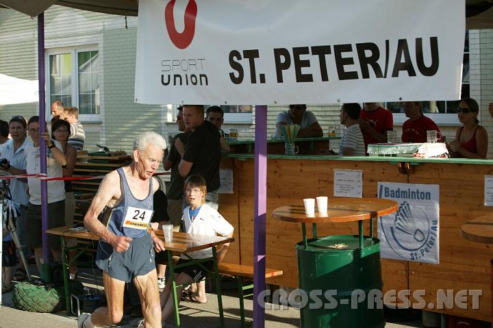2008.06.21_18.48.52.JPG - Auch der �lteste L�ufer erreichte das Ziel.