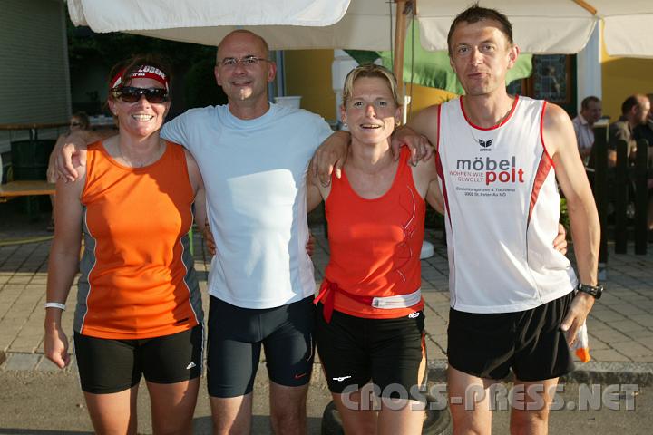 2008.06.21_19.33.01_01.JPG - Fr�hlicher Teamgeist der St.Peterer "Mannschaft". :)