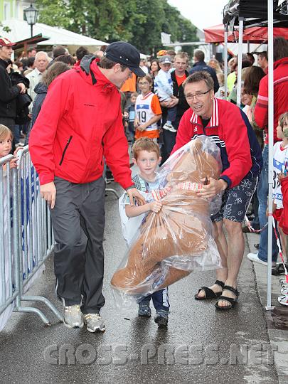 2009.06.20_17.39.09.jpg - F�r den letzten Platz gab es ein so gro�es Trostpreis, dass es der schnell getrostete kleiner L�ufer kaum tragen konnte.  :)
