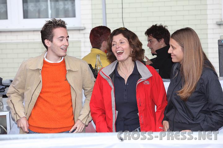 2009.06.20_18.08.30.jpg - Nur Schauspielerinnen und Zahn�rztinnen k�nnen sich so ein strahlendes Lachen leisten.  :))