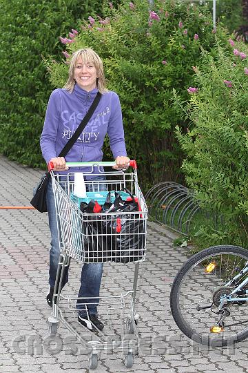 2009.06.20_19.00.42.jpg - Beim Kirtag auf Shoppingtour.  ;)