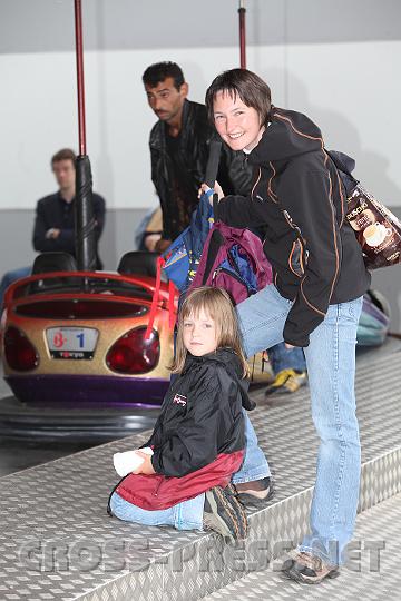 2009.06.20_19.03.44.jpg - Wer sag's denn, dass sich nur Buben f�r Aotodrom interessieren.  ;)