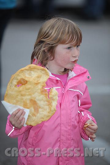 2009.06.20_19.37.23.jpg - Langosch ist ein Muss beim Kirtag.  :)