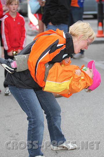 2009.06.20_19.39.01.jpg - Break-Dance mit Mama. :)