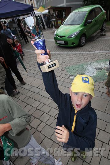 2009.06.20_19.22.10.jpg - "Bin zwar klein, aber mein Pokal ist GROSS !"  ;)