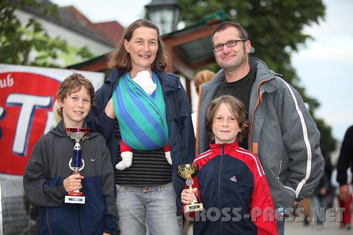 2009.06.20_19.32.38_01.jpg - Alma, die kleinste Kirtagsbesucherin, ist stolz auf ihre Siegerbr�der. :)