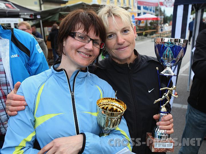 2009.06.20_20.10.34.jpg - Lauffreundinnen Barbara Strini und Irmgard Strasser mit ihren Troph�en.