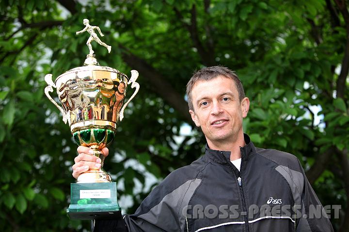 2009.06.20_20.16.44.jpg - Andreas Prokosch: "Diesen Wanderpokal lasse ich nicht mehr weiterwandern".  :)