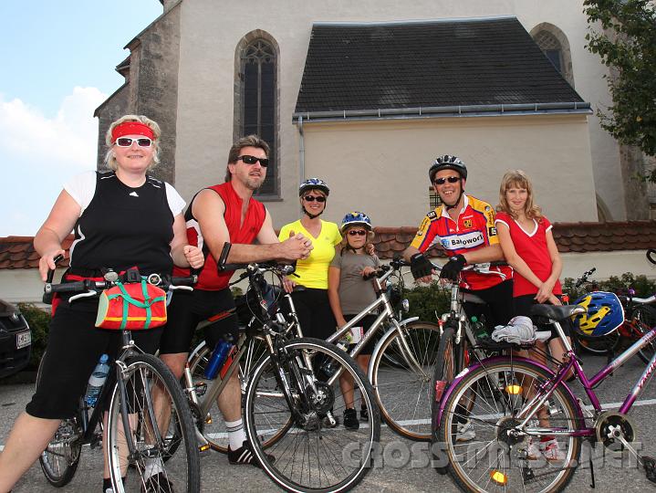 2009.09.20_15.39.15.jpg - Anita und Konrad Hochp�chler, Conny, Marion, Stefan und Corinna Matzenberger vor der Pfarrkirche Krenstetten.