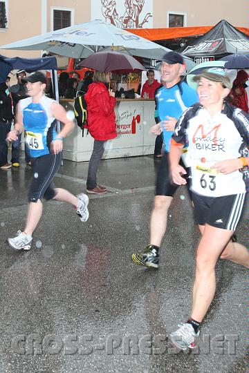 2010.06.19_18.22.55.jpg - Ob Hitze wie vor 2 Jahren, oder nasse K�lte, L�ufer gibt's, die immer Spa� am Laufen haben.  :)