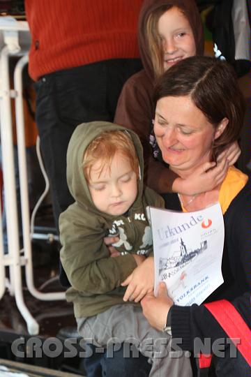 2010.06.19_19.19.06_01.jpg - Dem j�ngsten Teilnehmer Daniel Kreismayr aus Haag sieht man die Strapazen des kaltnassen Laufs deutlich an. :)))