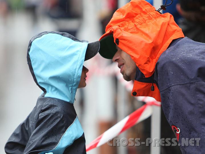 2010.06.19_18.40.20.jpg - Mit Papa und zuk�nftigem Lauf-Coach Schildm�tze an Schildm�tze.  :)
