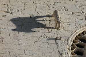 1. kroatische Votiv-Radwallfahrt nach Rom Ein Lamm wandert vertikal über der Kirchenmauer. :)