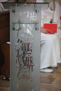 KirchweihFest - 900 Jahre St.Veit Neuer, moderner Ambo, doch passend in das alte Ambiente.