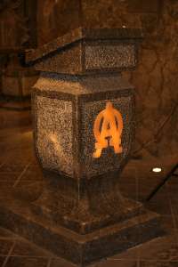 WeltJugendTag Krakau 2016 Ambo mit leuchtenden Alpha und Omega Amblem aus Salz.