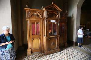 Monatswallfahrt-MariaPuchheim Beichte bei P. Geiblinger