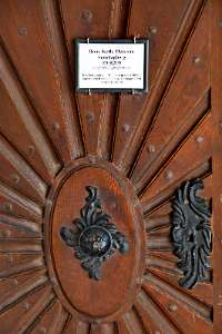 3. Kuratoriumsitzung Renvovierung Basilika Sonntagberg Türe des Pfarrhofes.