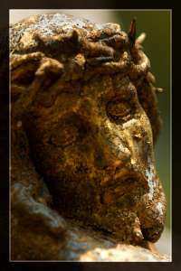 Nicht Gold brauche ich, sondern Mitgefühl. Denn auch Gold ist vergänglich, die Gefühle aber Ewig. Gesicht Jesu, ganz verunstaltet, weil Goldfarbe abbl�ttert.