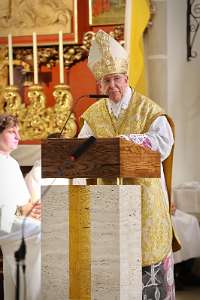 AltarWeihe In seiner Predigt nahm Bischof Küng Bezug auf das Evangelium vom Tempelaufbau in drei Tagen. Mit den Steinen, die von ca. 600 Personen gebracht wurden, kommt...