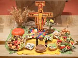 Klosterkirchen Kirtag Franziskuskreuz und Erntedankgaben passen herovrragend zueinenander. :)